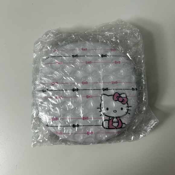 Hello Kitty - The “Stripe” LED COMPACT MIRROR 🎀 - Picture 4 of 5